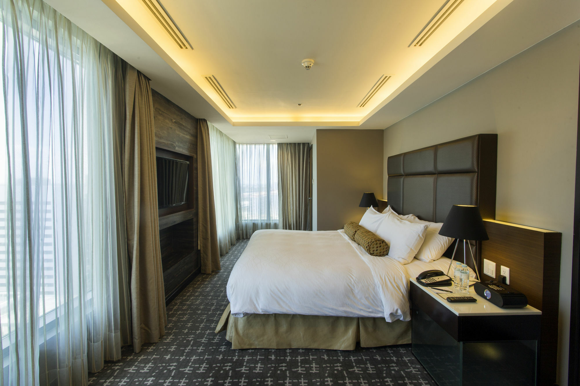 Отель The Bellevue Manila Muntinlupa City Экстерьер фото